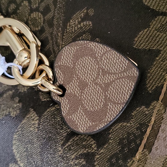 Coach signature heart leather heart and gold plated coach double Keychain bagged - Picture 5 of 6